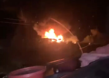 Carreta carregada com café pega fogo após acidente na MG-050