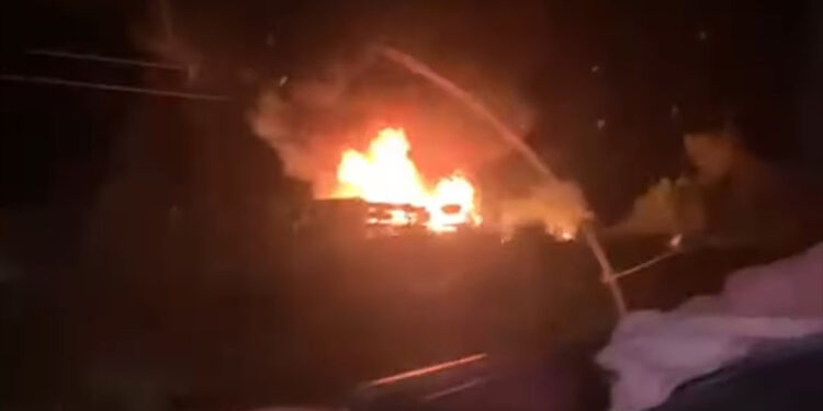 Carreta carregada com café pega fogo após acidente na MG-050