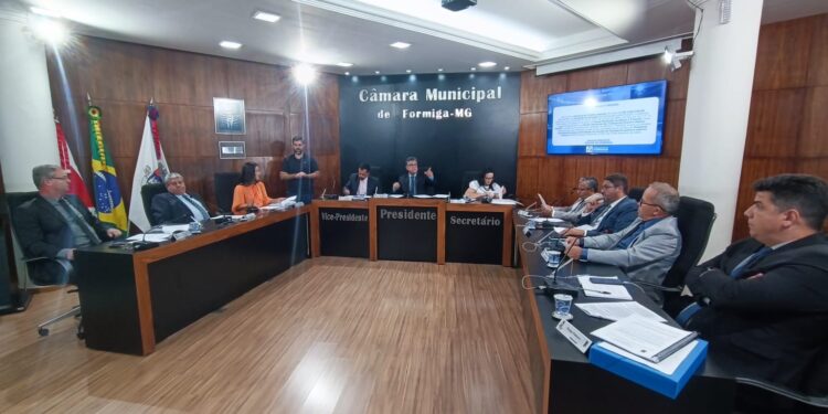 Câmara de Formiga discute transporte público, mobilidade sustentável e identificação civil em reunião ordinária