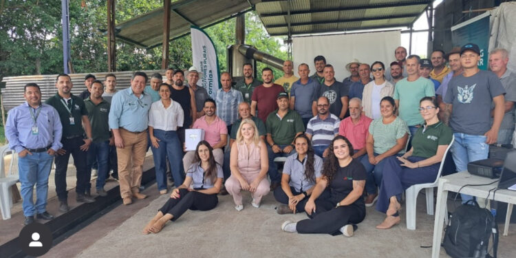 Dia de Campo reúne produtores de cachaça em Córrego Fundo e destaca avanços no setor