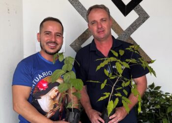 Vereador Cid Corrêa doa mudas de ipê para ação ambiental da Paróquia São Geraldo