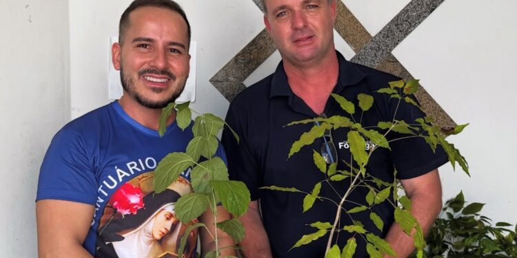 Vereador Cid Corrêa doa mudas de ipê para ação ambiental da Paróquia São Geraldo