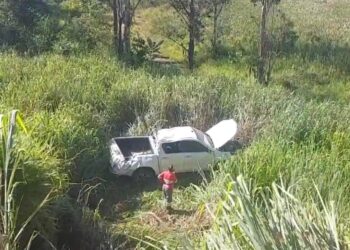 Caminhonete cai em barranco após colisão com carreta na BR-262 em Nova Serrana