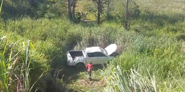 Caminhonete cai em barranco após colisão com carreta na BR-262 em Nova Serrana