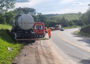 Acidente entre caminhão e carreta deixa um ferido na MG-050, em Formiga