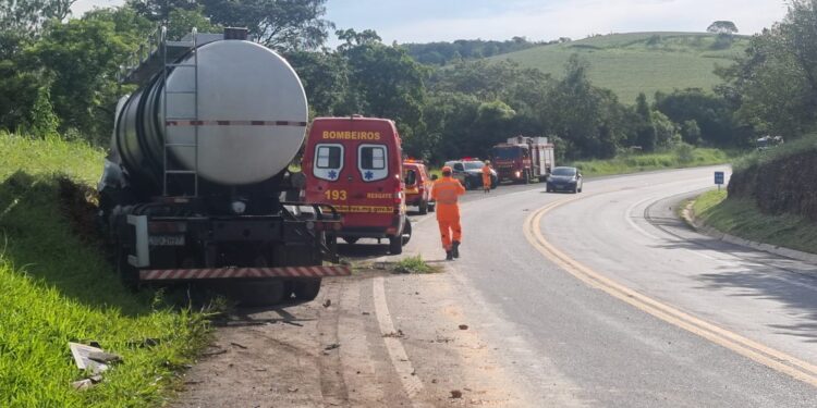 Acidente entre caminhão e carreta deixa um ferido na MG-050, em Formiga