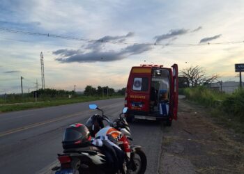 Motociclista fica ferida após sofrer queda na BR-354 em Arcos