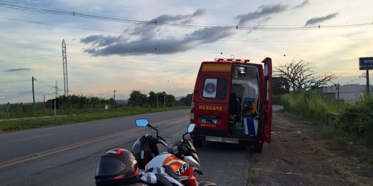 Motociclista fica ferida após sofrer queda na BR-354 em Arcos