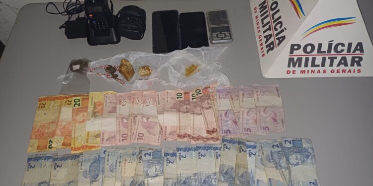 Ação de combate ao tráfico de drogas resulta em prisões e apreensões no bairro Lajinha, em Formiga