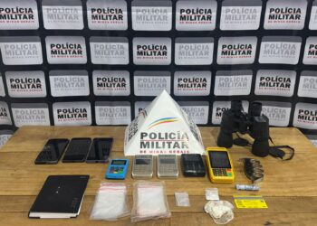 PM prende dois suspeitos por tráfico de drogas e corrupção de menores em Bambuí