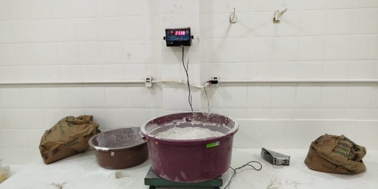 Quatro são presos após descoberta de fábrica clandestina de suplementos alimentares em Formiga