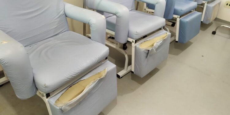 Vereador Wolkmar Menezes cobra solução para poltronas deterioradas na UPA de Formiga