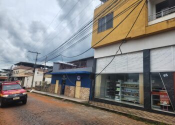 Caminhão rompe cabos de telefonia e causa transtornos no bairro Areias Brancas, em Formiga