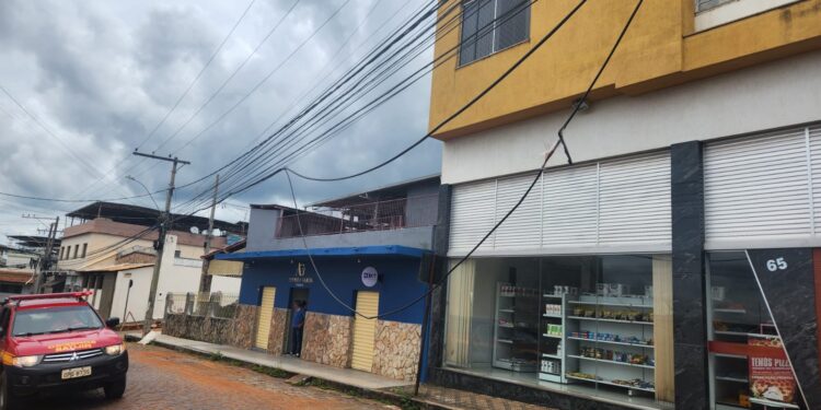 Caminhão rompe cabos de telefonia e causa transtornos no bairro Areias Brancas, em Formiga