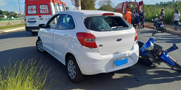 Mulher fica ferida e criança sai ilesa após colisão entre carro e motocicleta na Avenida Geraldo Almeida, em Formiga