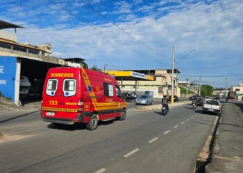Colisão entre motocicleta e carro deixa homem ferido na Avenida Vereador José Higino Filho, em Formiga