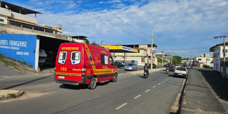 Colisão entre motocicleta e carro deixa homem ferido na Avenida Vereador José Higino Filho, em Formiga