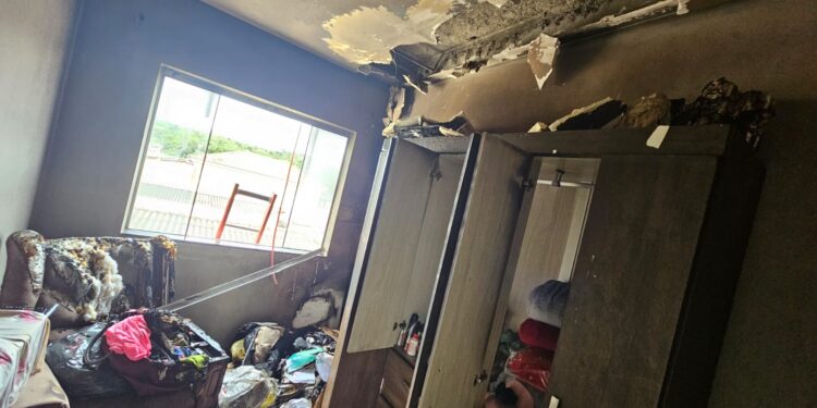 Vela acesa causa incêndio em apartamento de Pains