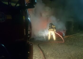 Veículo é consumido por chamas no bairro Ouro Negro, em Formiga