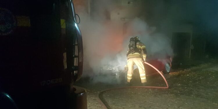 Veículo é consumido por chamas no bairro Ouro Negro, em Formiga