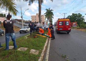 Colisão entre carro e motocicleta deixa mulher ferida na Avenida Magalhães Pinto, em Arcos
