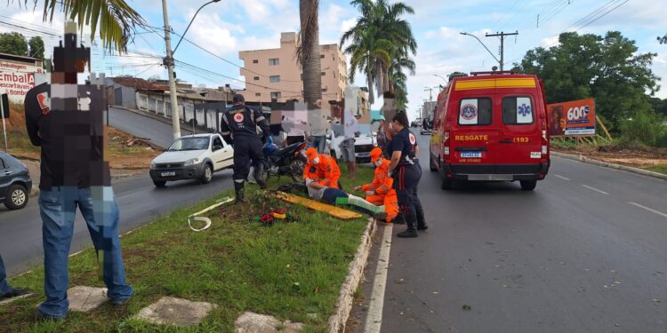 Colisão entre carro e motocicleta deixa mulher ferida na Avenida Magalhães Pinto, em Arcos