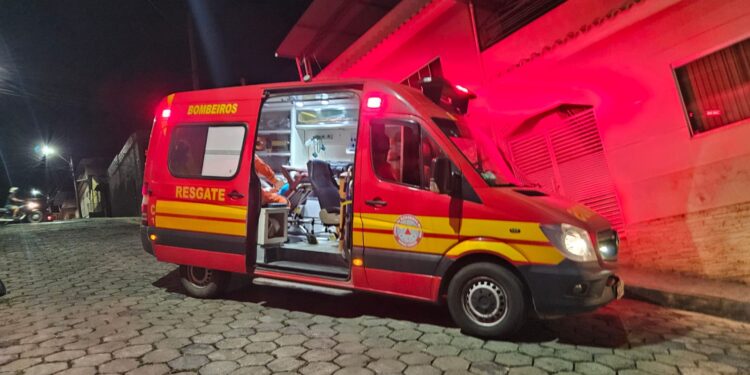 Mulher fica ferida após queda de moto no bairro Residencial Ouro Negro, em Formiga