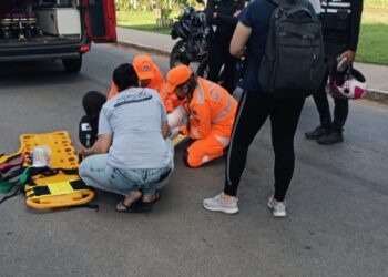 Motociclista perde controle da direção e bate em carro estacionado na Avenida Geraldo Almeida, em Formiga