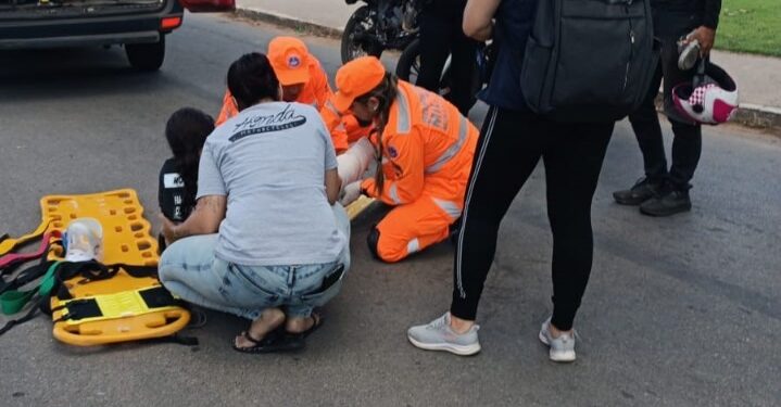 Motociclista perde controle da direção e bate em carro estacionado na Avenida Geraldo Almeida, em Formiga