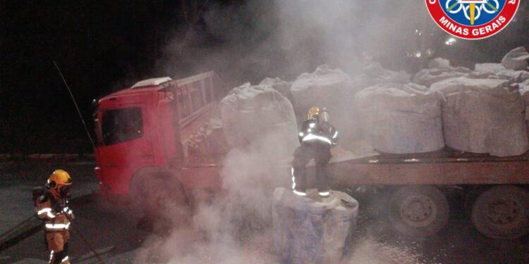 Caminhão carregado com cal pega fogo na MG-439, em Pains