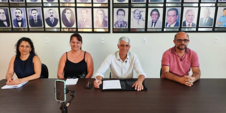 Durante coletiva de imprensa, Prefeito de Formiga divulga detalhes sobre o funcionamento do novo transporte público municipal