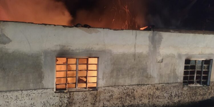 Corpo de Bombeiros de Formiga divulga mais detalhes sobre incêndio que atingiu residência na Vila Padre Remaclo