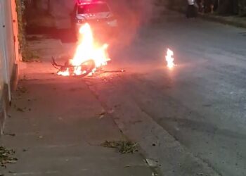 Córrego Fundo: dupla rouba motocicleta e incendeia outra durante assalto