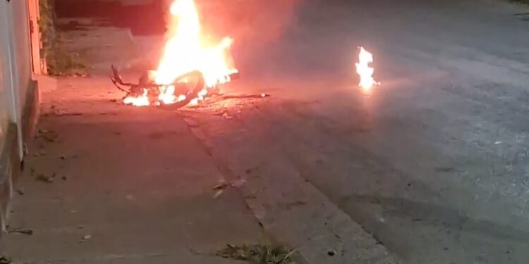 Córrego Fundo: dupla rouba motocicleta e incendeia outra durante assalto