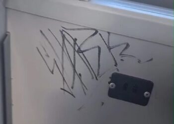 Vandalismo: novo transporte público de Formiga já é alvo de pichações