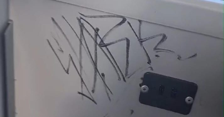 Vandalismo: novo transporte público de Formiga já é alvo de pichações