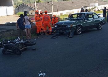 Formiga: motociclista fica gravemente ferido em colisão com carro no bairro Souza e Silva
