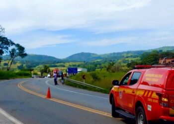 Motociclista morre e passageiro fica ferido em acidente na BR-494, entre Oliveira e Carmo da Mata