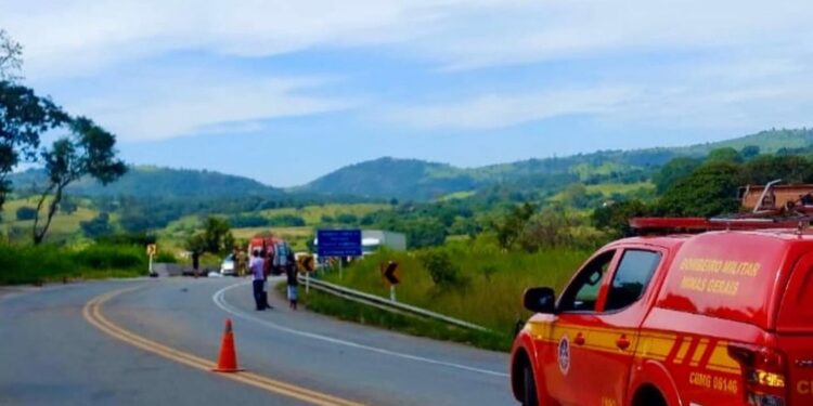 Motociclista morre e passageiro fica ferido em acidente na BR-494, entre Oliveira e Carmo da Mata