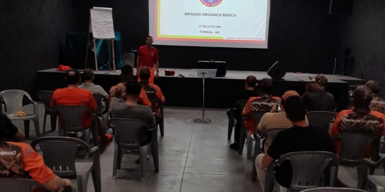 Bombeiros de Formiga capacitam membros da Igreja Batista Vale das Bençãos em treinamento de brigada