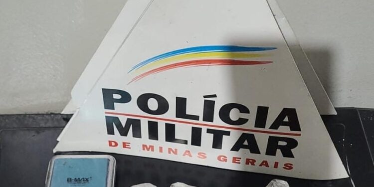 Polícia Militar apreende drogas no bairro Sagrado Coração de Jesus em Formiga