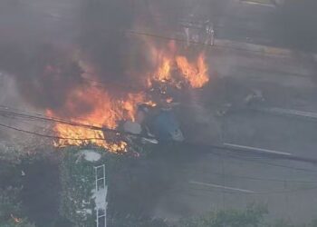 Avião de pequeno porte cai, atinge ônibus e deixa mortos e feridos em SP