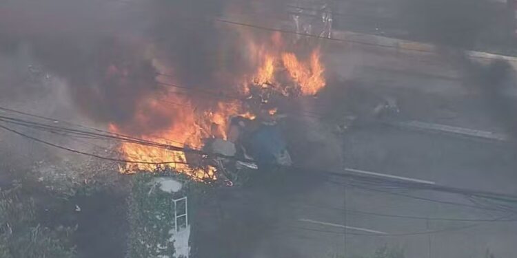 Avião de pequeno porte cai, atinge ônibus e deixa mortos e feridos em SP