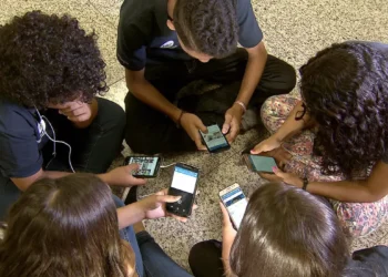 Volta às aulas sem celular: saiba como vai funcionar a nova lei