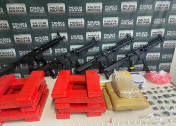 Polícia apreende 150 pinos de cocaína, quatro submetralhadoras, maconha e crack na Grande BH
