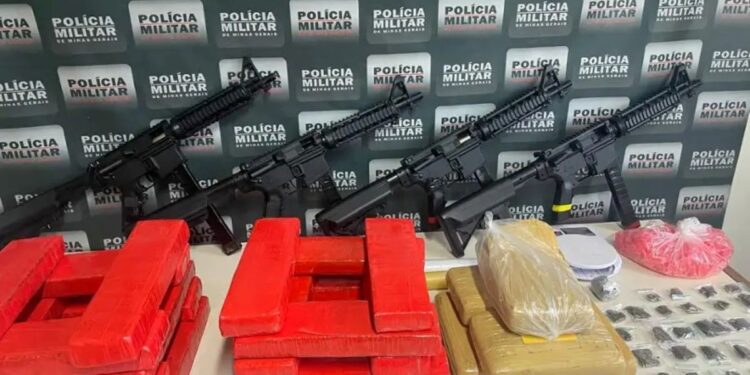 Polícia apreende 150 pinos de cocaína, quatro submetralhadoras, maconha e crack na Grande BH