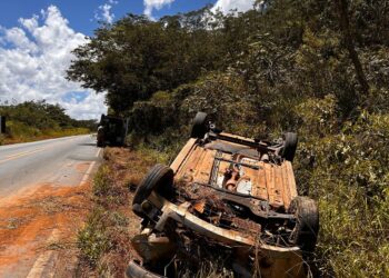 Homem fica ferido em capotamento na MG-260, em Itapecerica