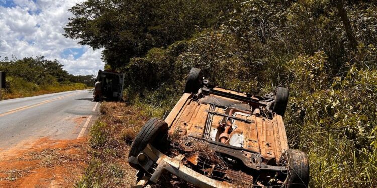 Homem fica ferido em capotamento na MG-260, em Itapecerica