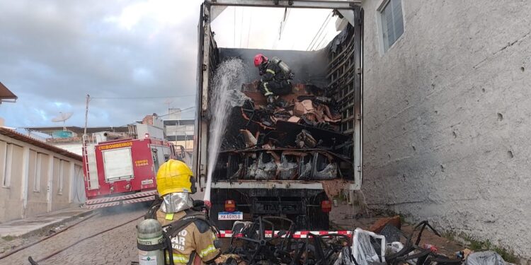 Bombeiros combatem incêndio em veículo de carga no bairro Ouro Negro e evitam maiores danos