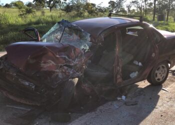 Idoso fica gravemente ferido ao bater carro de frente com caminhão na MG-050, em Itaúna